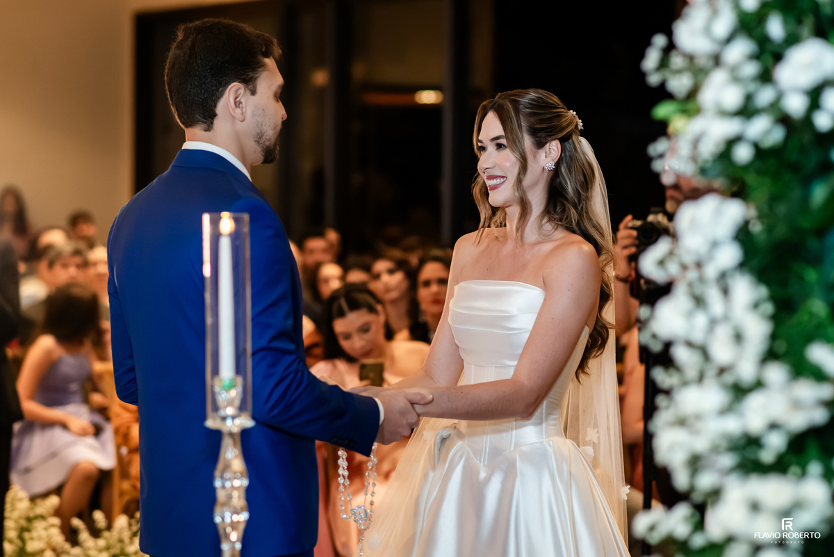 Noiva sorrindo para o noivo durante cerimônia de casamento no Recanto do Bosque, em Guaratinguetá.