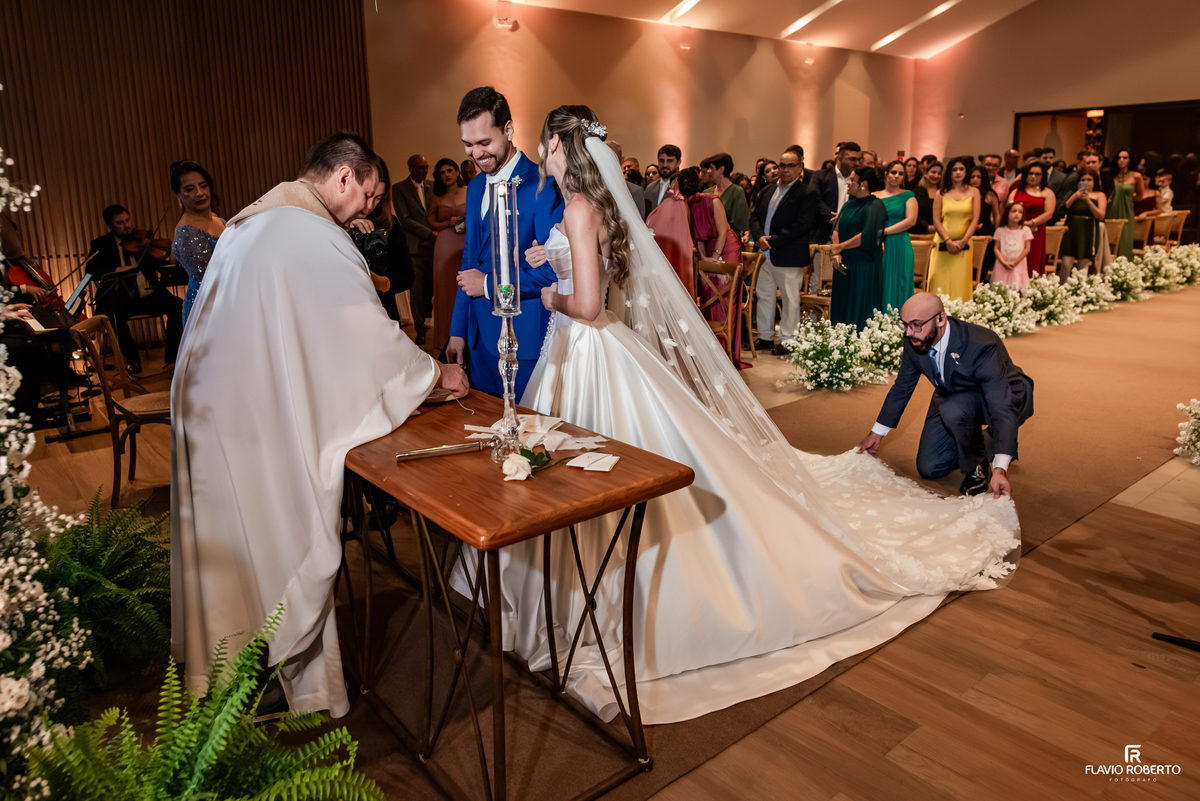 Noivos e sacerdote durante cerimônia de casamento no Recanto do Bosque, em Guaratinguetá.