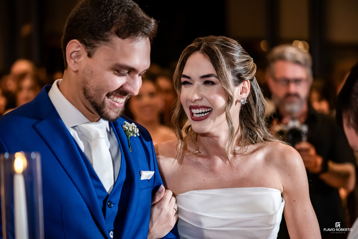 Noiva sorrindo ao lado do noivo durante momento espontâneo da cerimônia de casamento em Guaratinguetá.