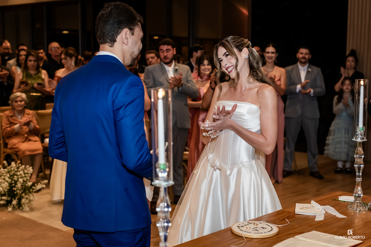 Noiva sorri para o noivo durante momento emocionante da cerimônia de casamento em Guaratinguetá.