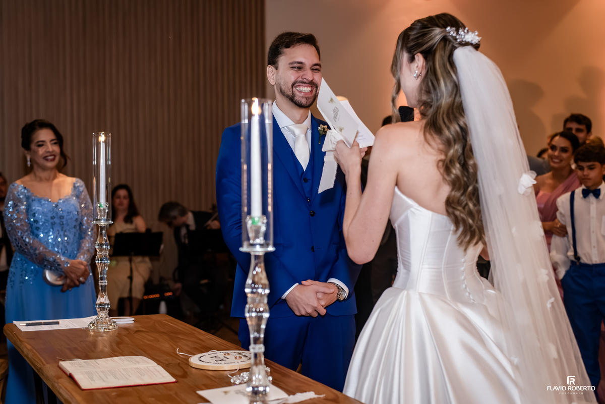 Noiva lê seus votos para o noivo durante cerimônia de casamento no Recanto do Bosque, em Guaratinguetá.