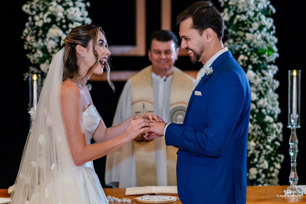 Noiva coloca a aliança no noivo durante cerimônia de casamento no Recanto do Bosque.