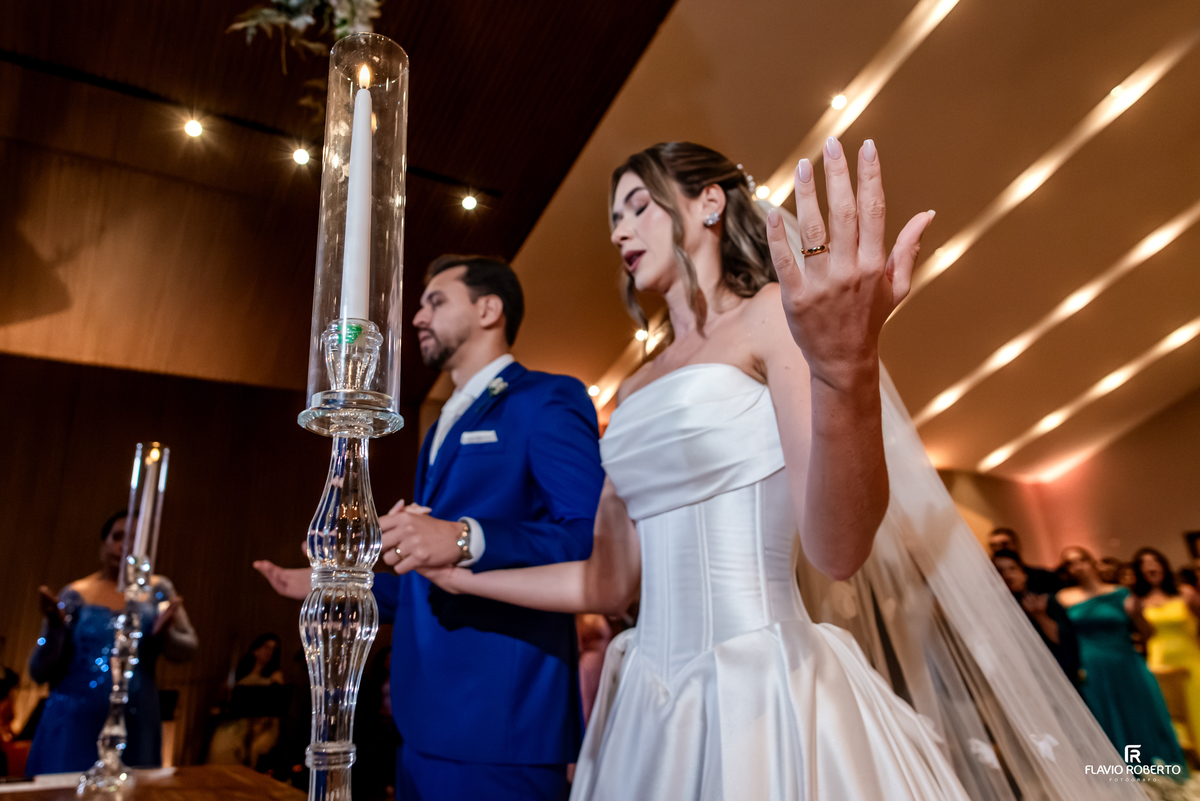 Noivos em momento de oração durante cerimônia católica de casamento no Recanto do Bosque, em Guaratinguetá.