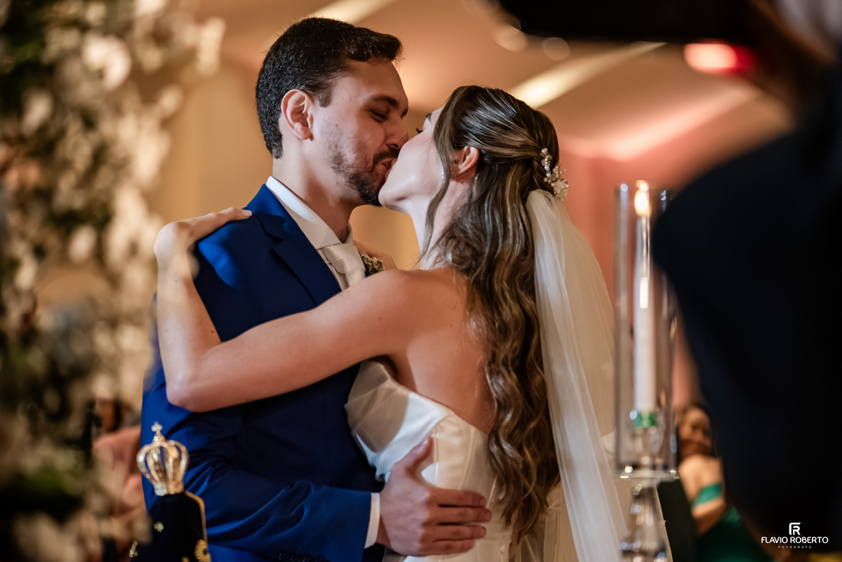 Noivos se beijam após a cerimônia de casamento no Recanto do Bosque, em Guaratinguetá.