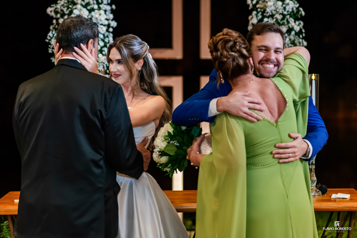 Noivos abraçam familiares após a cerimônia de casamento no Recanto do Bosque, em Guaratinguetá.
