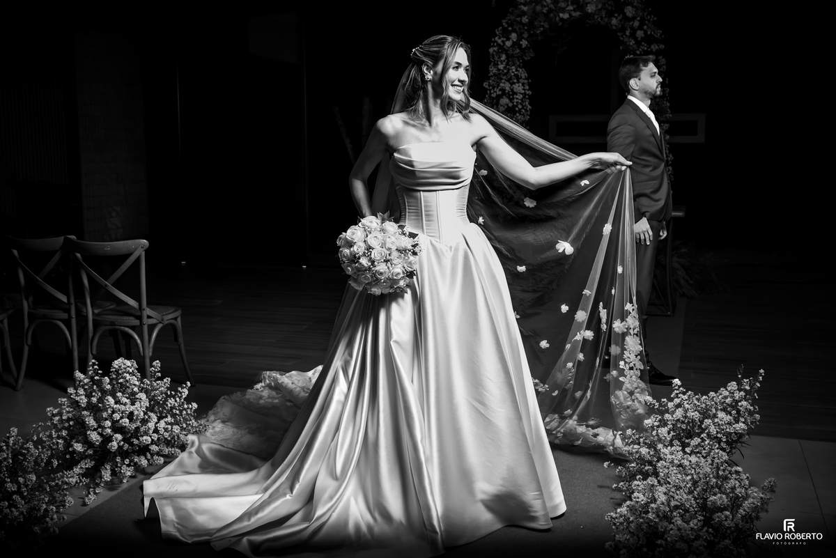 Retrato em preto e branco da noiva com buquê e véu após cerimônia de casamento no Recanto do Bosque.