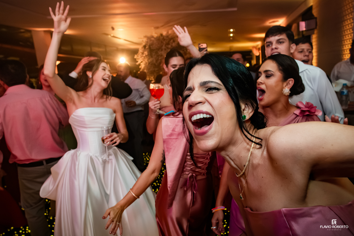 Noiva e convidados dançando durante festa de casamento no Recanto do Bosque em Guaratinguetá