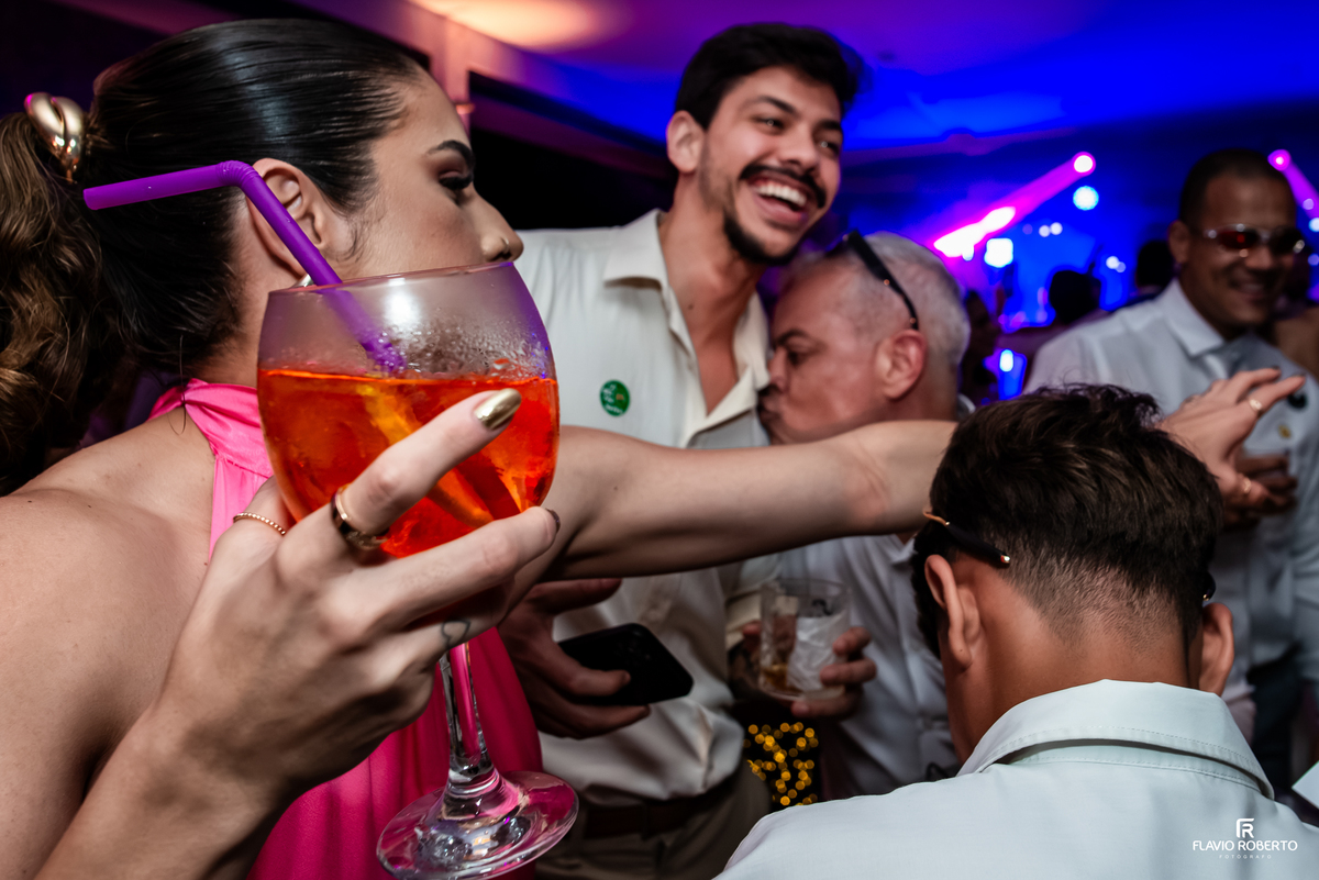 Convidados dançando e comemorando durante recepção de casamento em Guaratinguetá