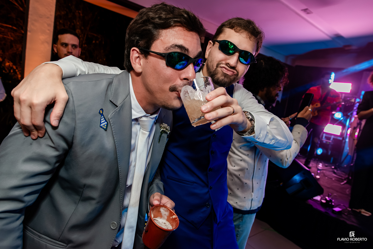 Noivo e convidado se divertindo na pista de dança durante casamento em Guaratinguetá