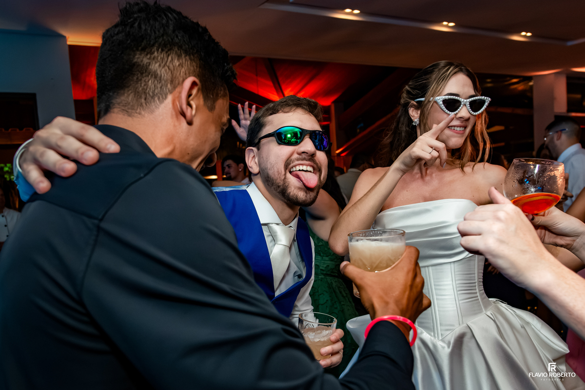 Noivos se divertindo com convidados durante festa de casamento em Guaratinguetá