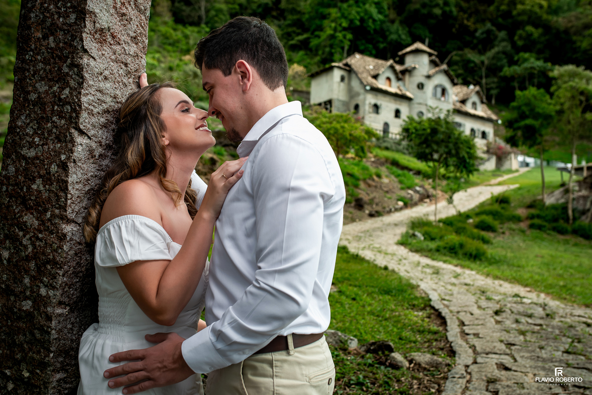 Casal em momento romântico durante ensaio Pre Wedding no Castelo de Pedra em Itamonte
