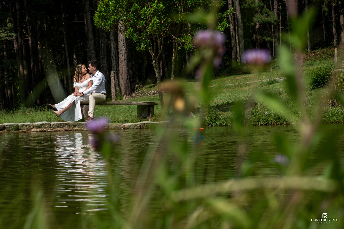 Ivanna e Luis Gustavo à beira do lago durante ensaio Pre Wedding em meio à natureza de Itamonte