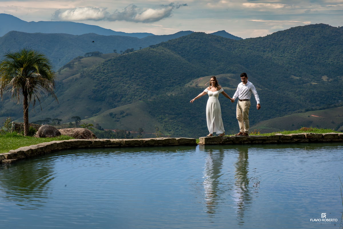 Casal diante das montanhas do Sul de Minas durante ensaio Pre Wedding em Itamonte