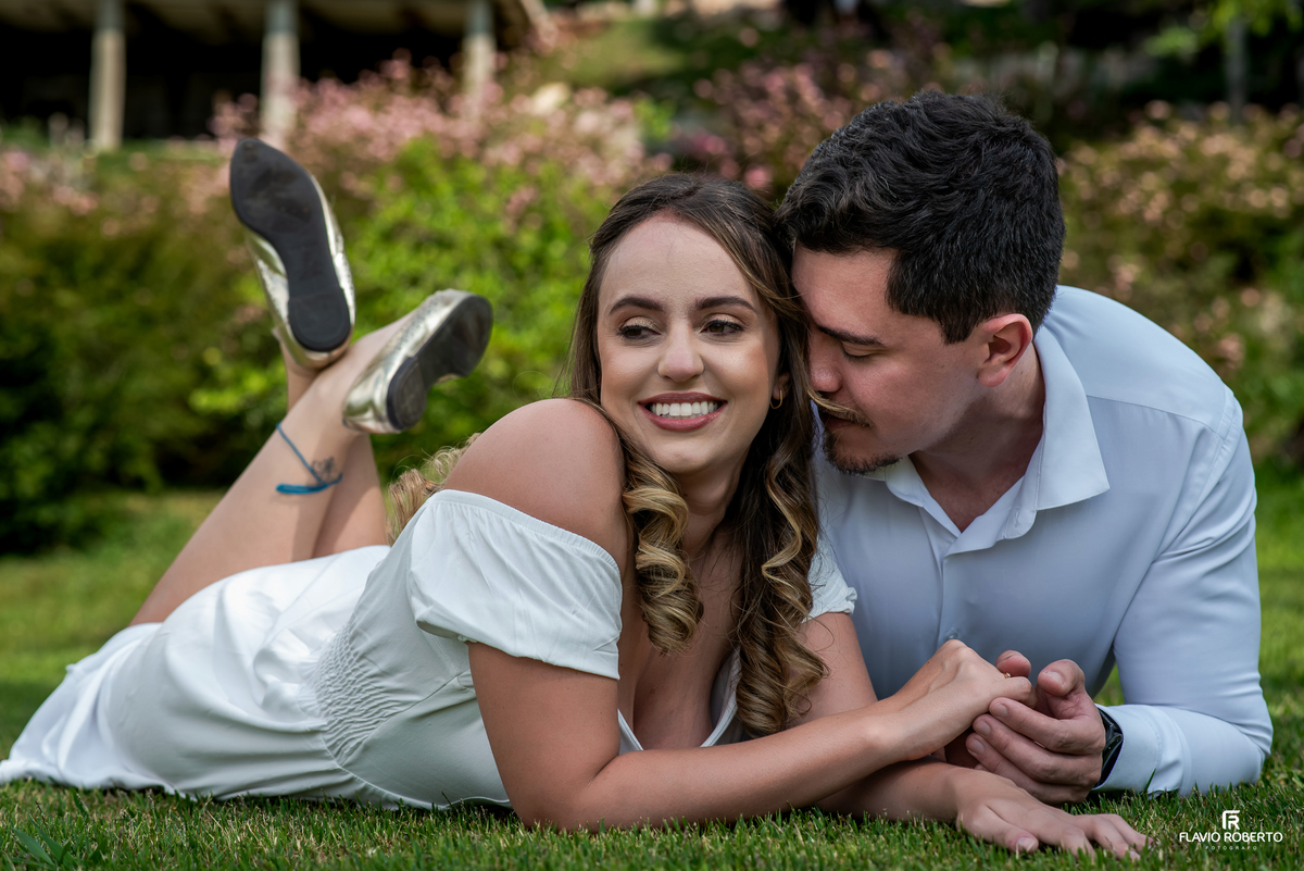 Ivanna e Luis Gustavo em momento romântico nos jardins do Castelo de Pedra em Itamonte
