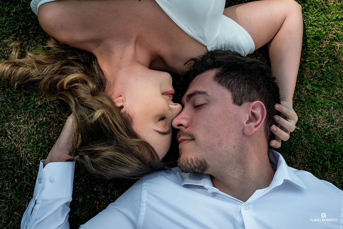 Retrato romântico de Ivanna e Luis Gustavo deitados na grama durante Pre Wedding em Itamonte