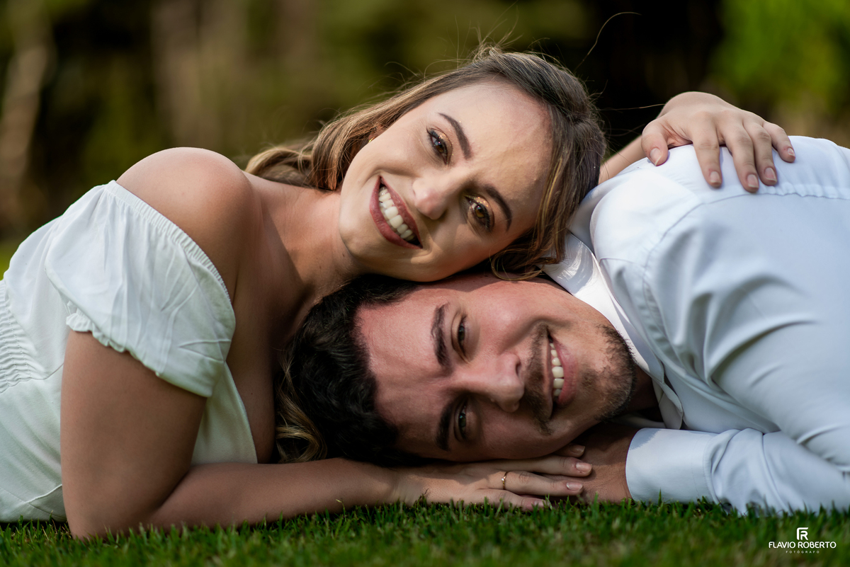 Ivanna e Luis Gustavo deitados juntos na grama durante ensaio Pre Wedding no Sul de Minas