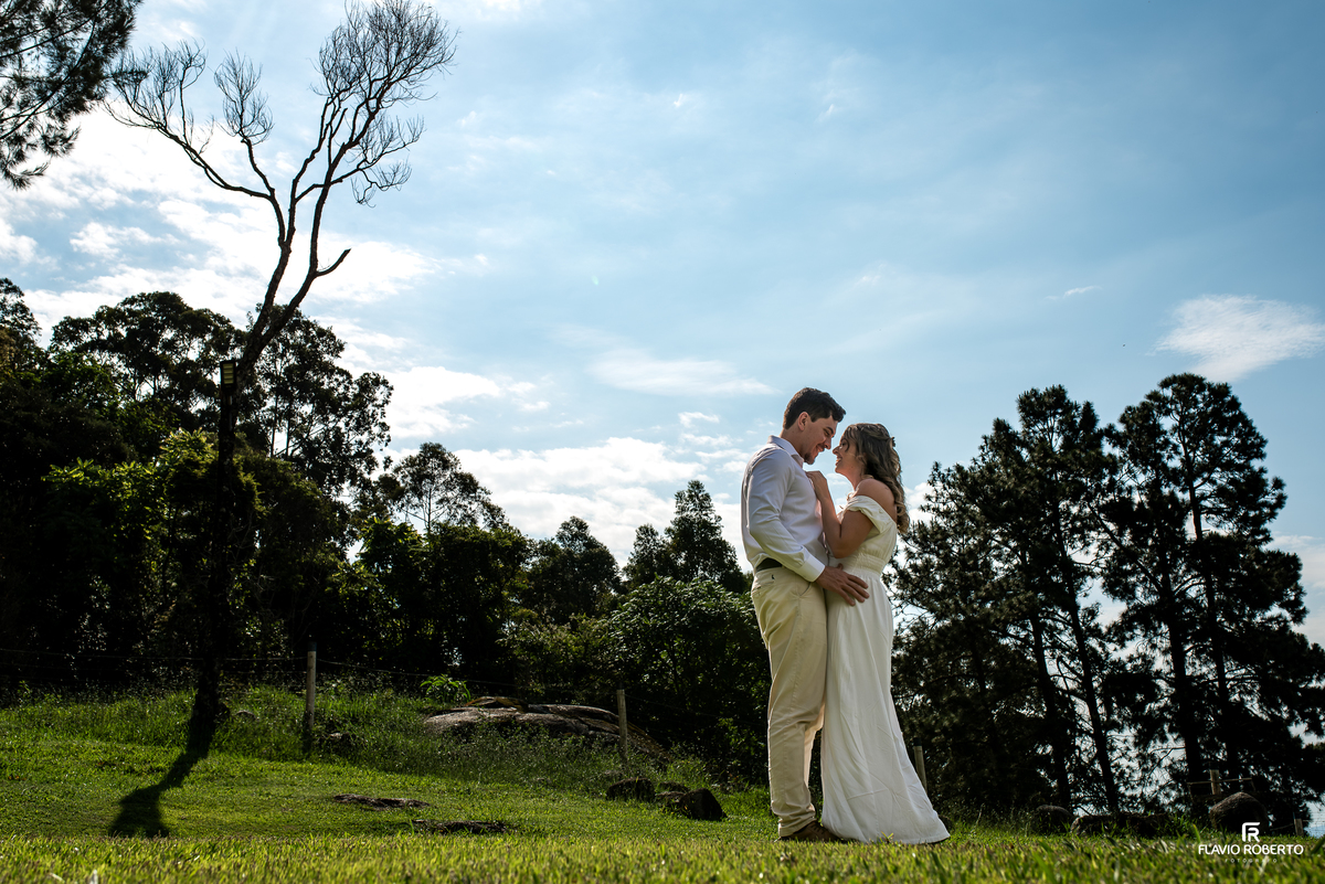 Casal abraçado em meio à natureza durante ensaio Pre Wedding no Castelo de Pedra em Itamonte