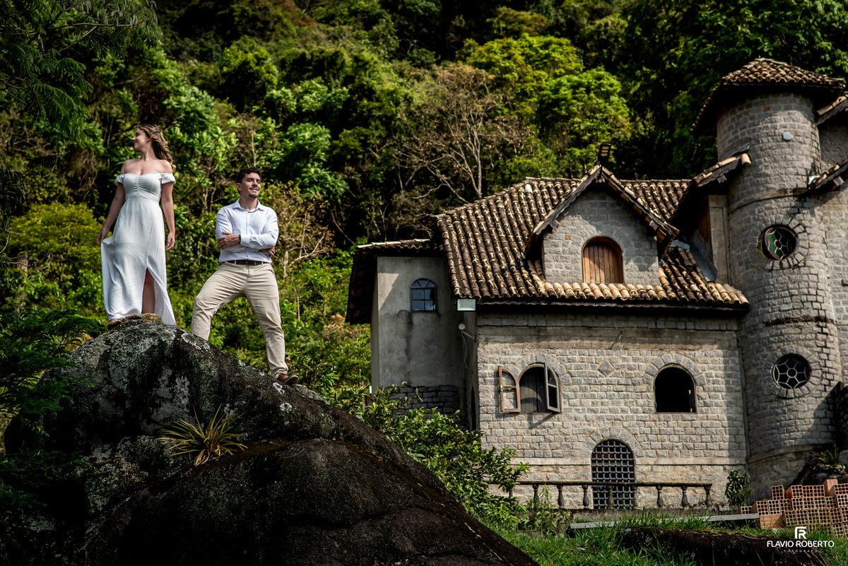Casal sobre as pedras em frente à arquitetura do Castelo de Pedra em Itamonte, Sul de Minas