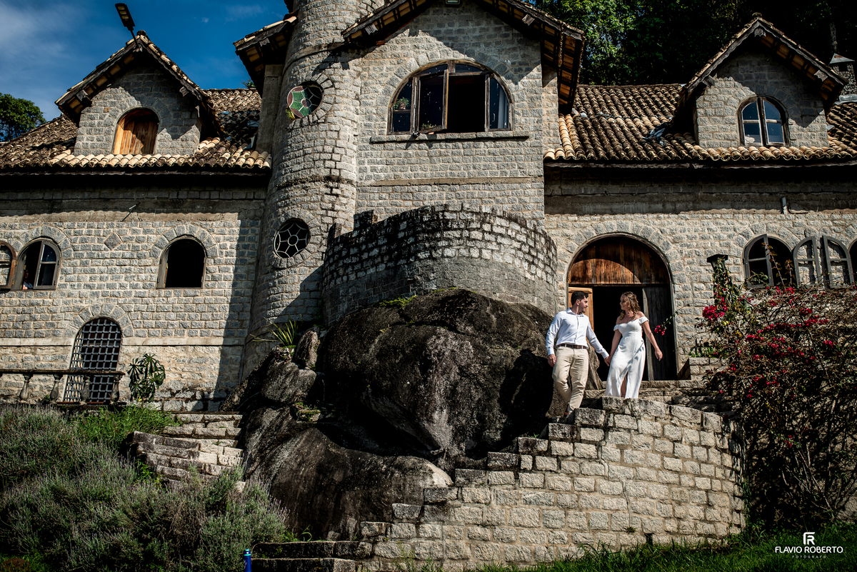 Ivanna e Luis Gustavo descendo as escadas do Castelo de Pedra durante ensaio em Itamonte