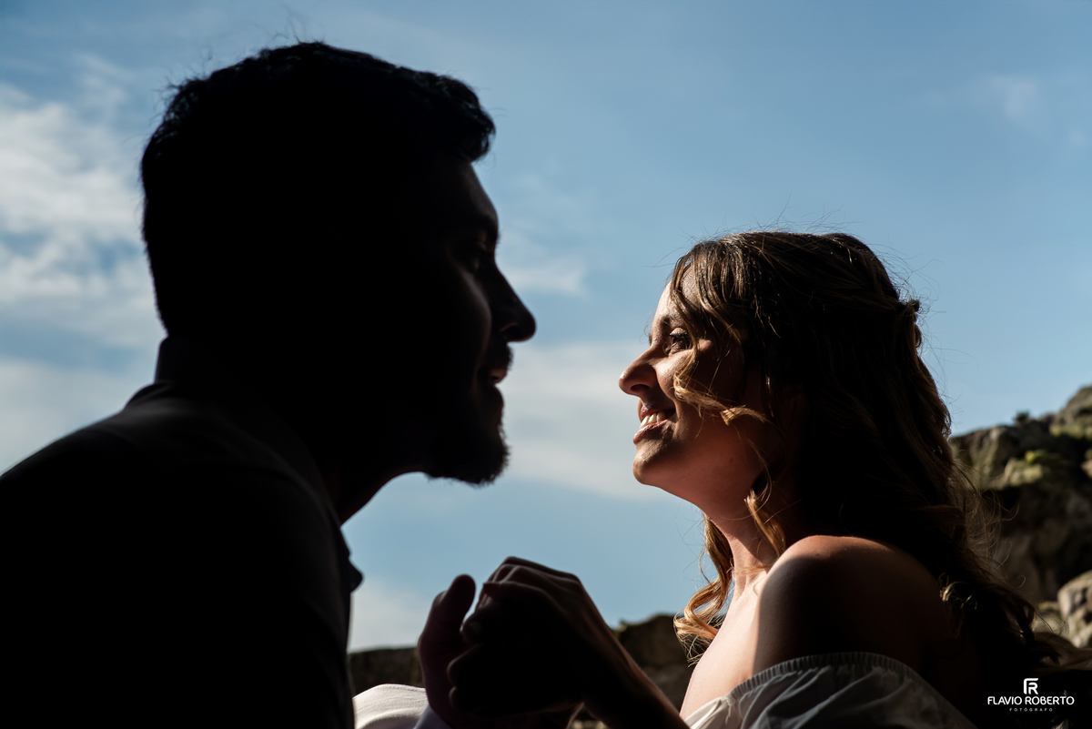 Retrato criativo de Ivanna e Luis Gustavo com luz e sombra durante Pre Wedding em Itamonte