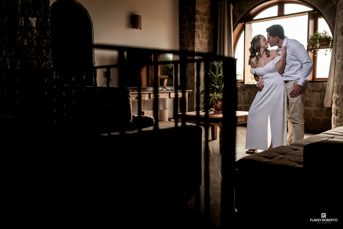 Ensaio pré-wedding de Ivanna e Luis Gustavo em ambiente rústico do Castelo de Pedra, em Itamonte, Minas Gerais.