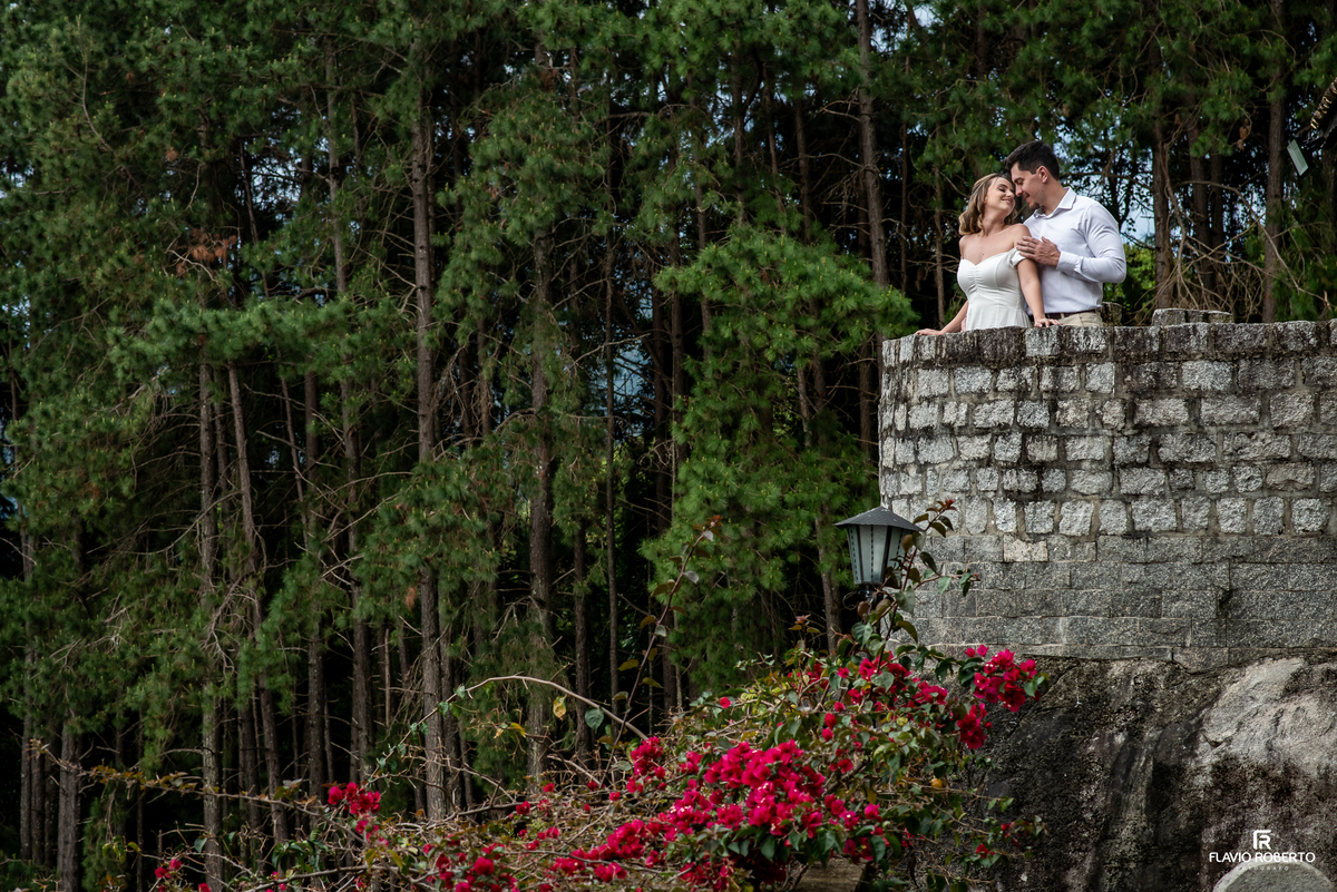 Ivanna e Luis Gustavo em ensaio pré-wedding junto ao muro de pedras e bosque do Castelo de Pedra em Itamonte, Minas Gerais.