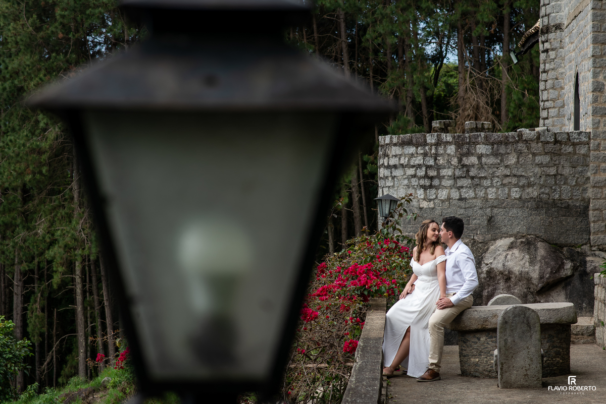 Ivanna e Luis Gustavo em retrato romântico entre a arquitetura de pedra e a natureza durante pré-wedding em Itamonte.