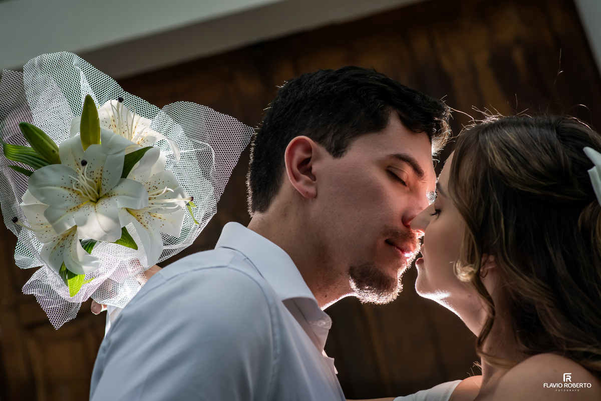 Detalhe romântico de Ivanna e Luis Gustavo com buquê de lírios durante ensaio pré-wedding em Itamonte, sul de Minas Gerais.