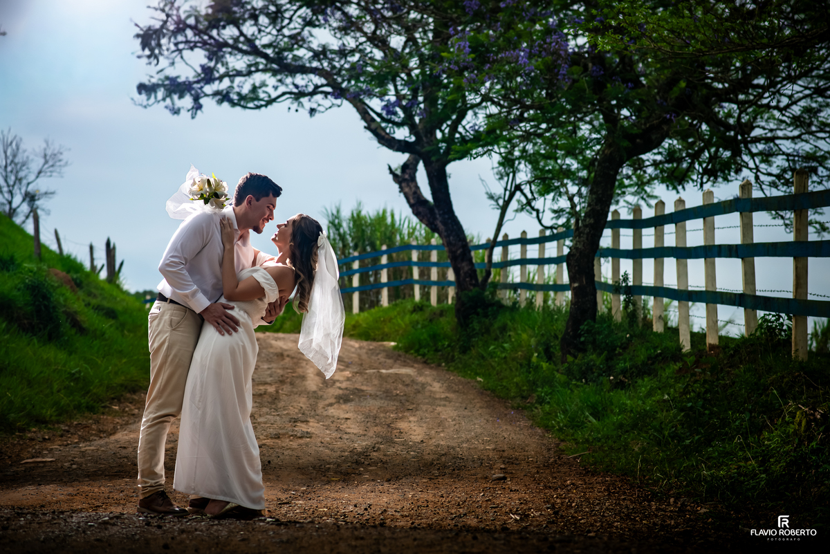 Ivanna e Luis Gustavo em momento romântico na estrada rural durante ensaio pré-wedding próximo à igreja histórica de Itamonte MG.