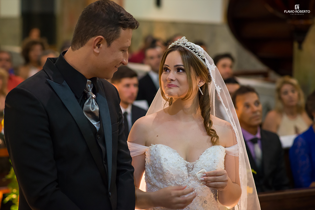noivos se olhando na cerimonia