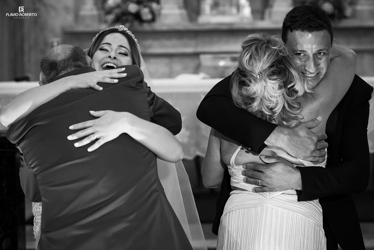 Noivos abraçando os pais