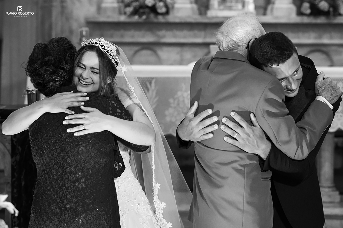 Noivos abraçando os avós