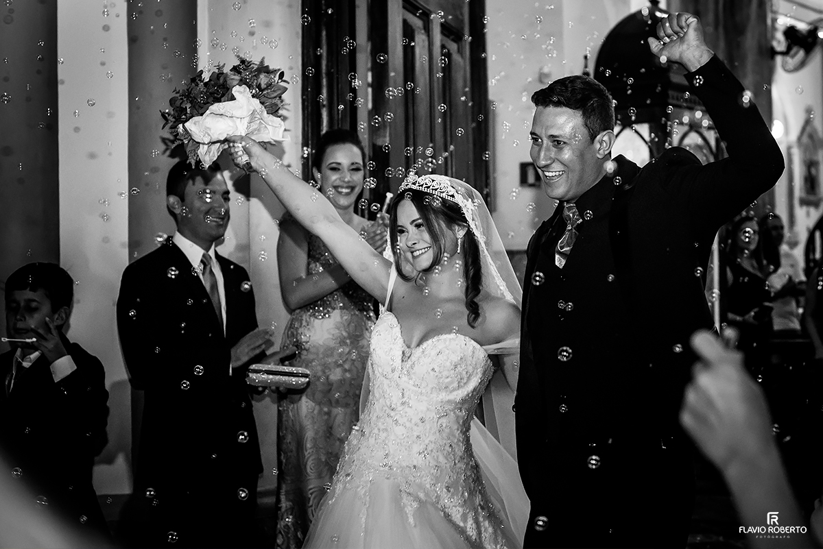 Noivos festejando na saída da igreja