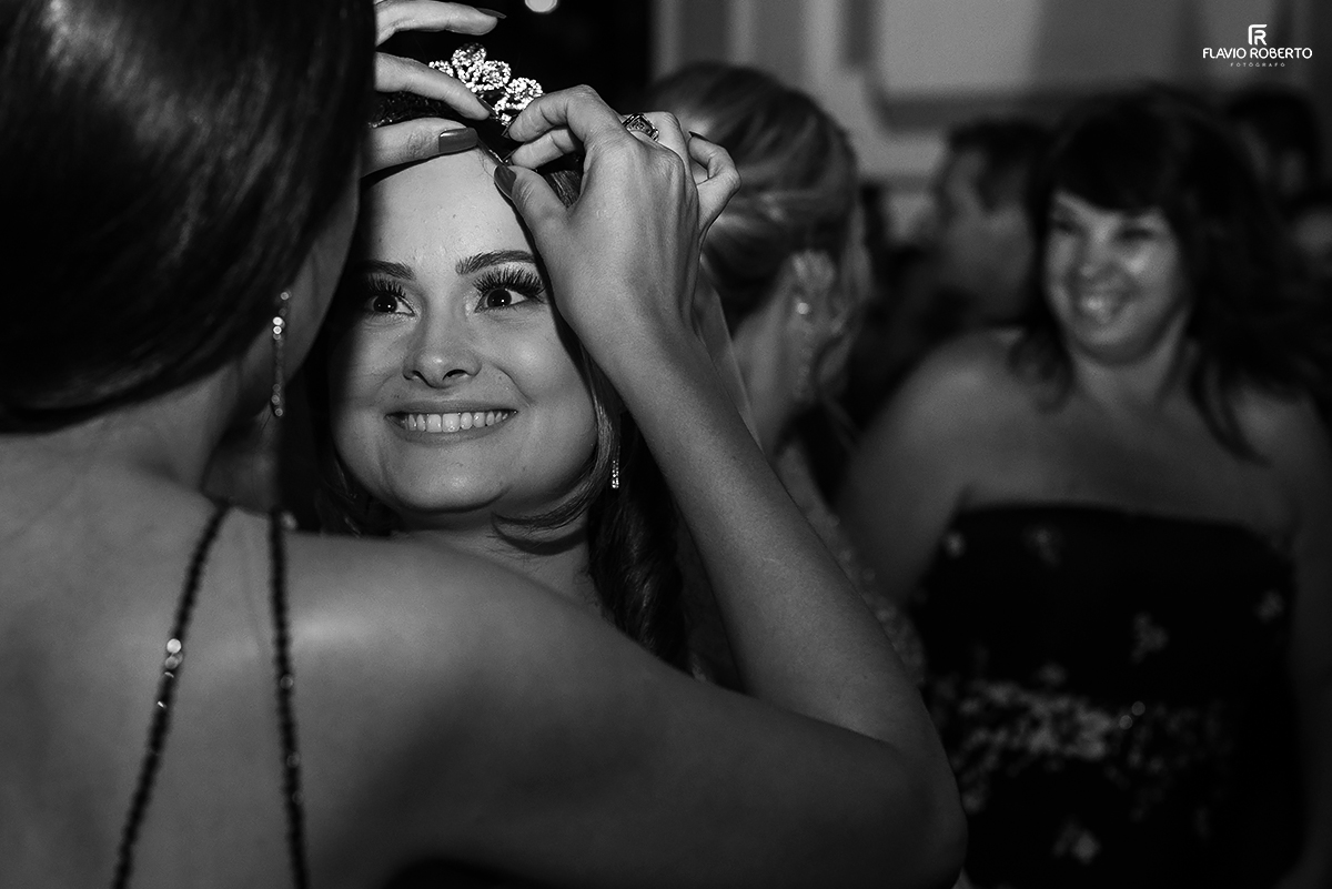 amiga arrumando a coroa da noiva