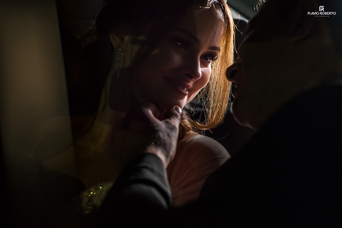 Noivos namorando no carro