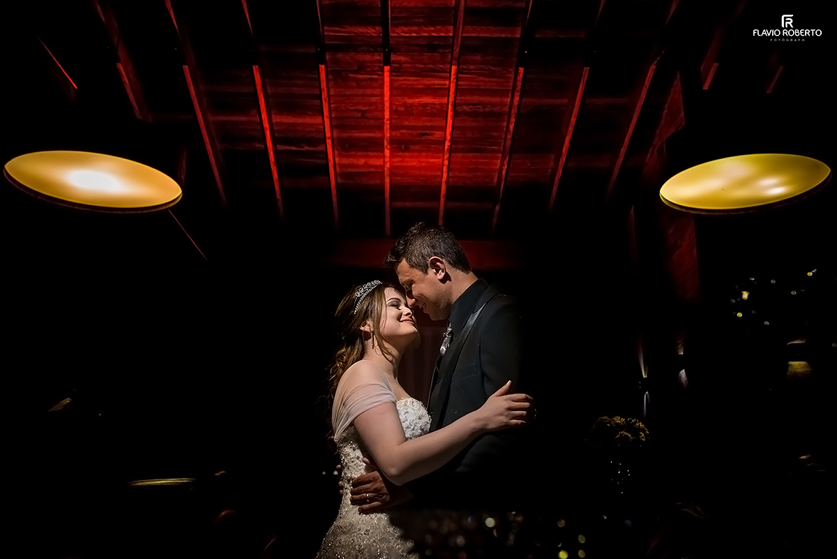 Noivos abraçados na Chácara das Acacias