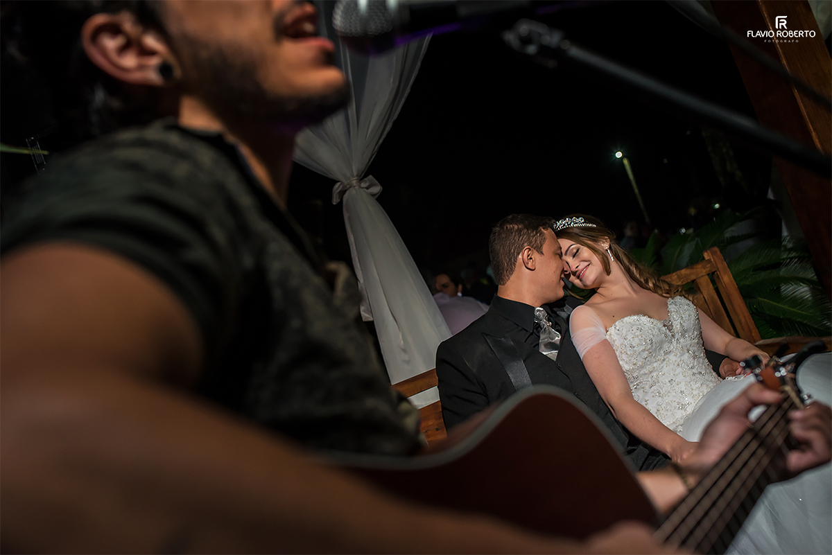 musico cantando para noivos na chácara das acacias