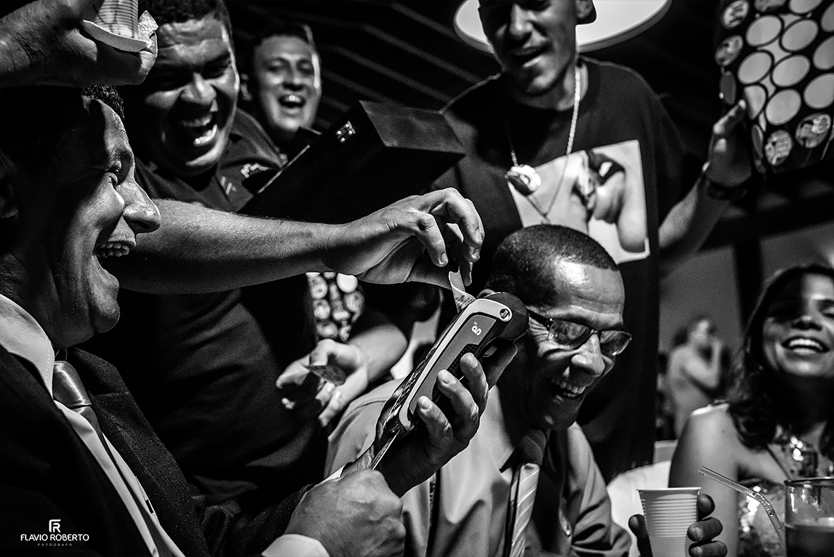 amigos passando a gravata para o noivo