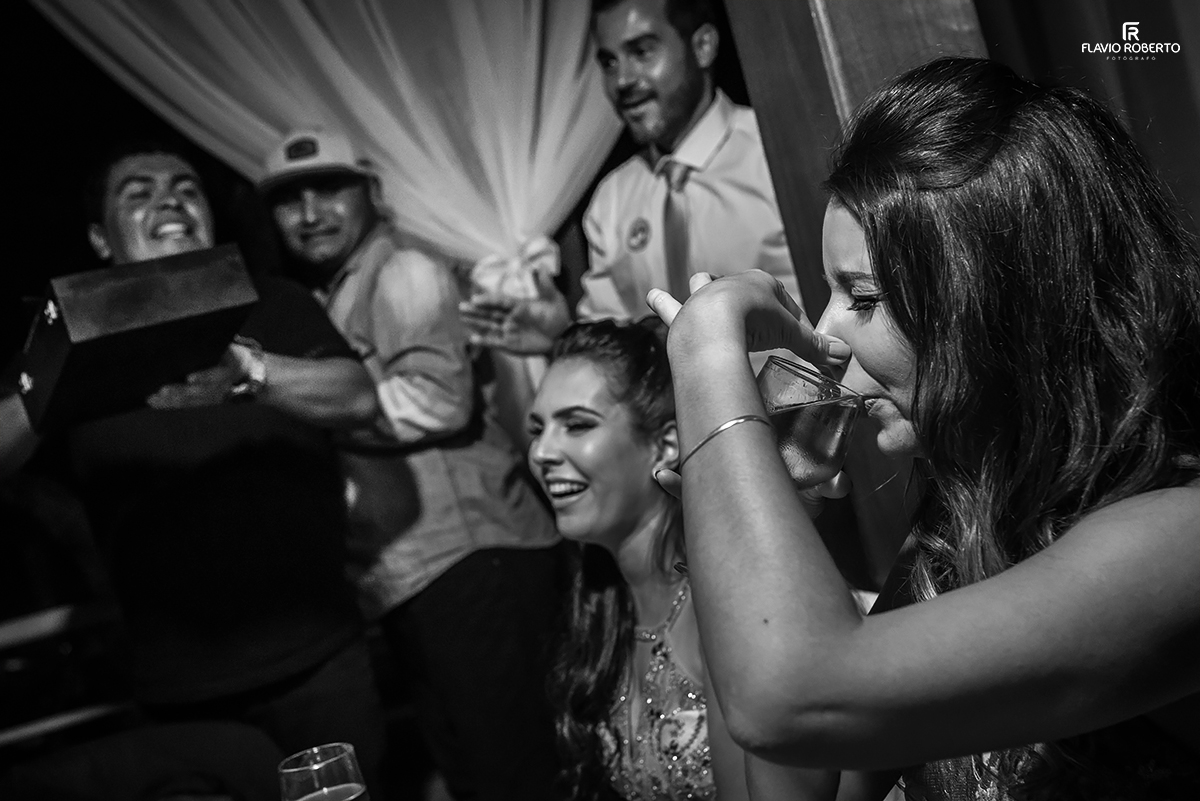 amiga bebendo cachaça com a noiva