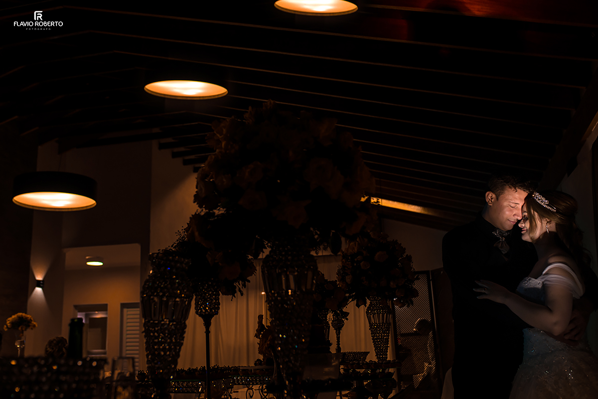 Noivos abraçados no fim do casamento