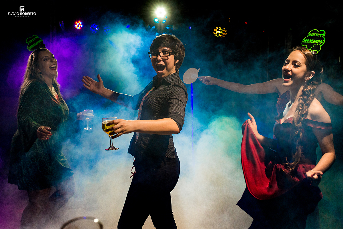 amiga na festa de casamento