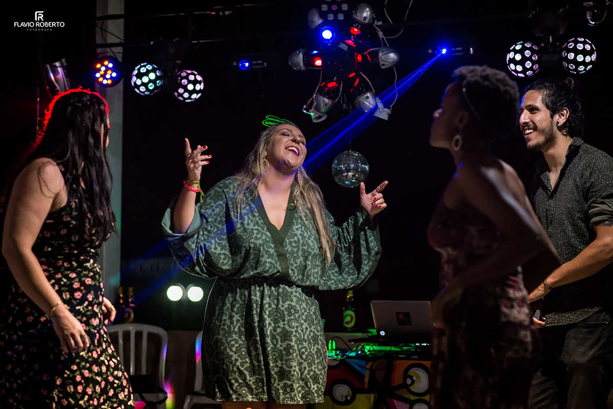 amigas danándo na festa de casamento