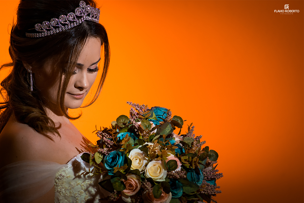 Noiva linda de coroa na cabeça