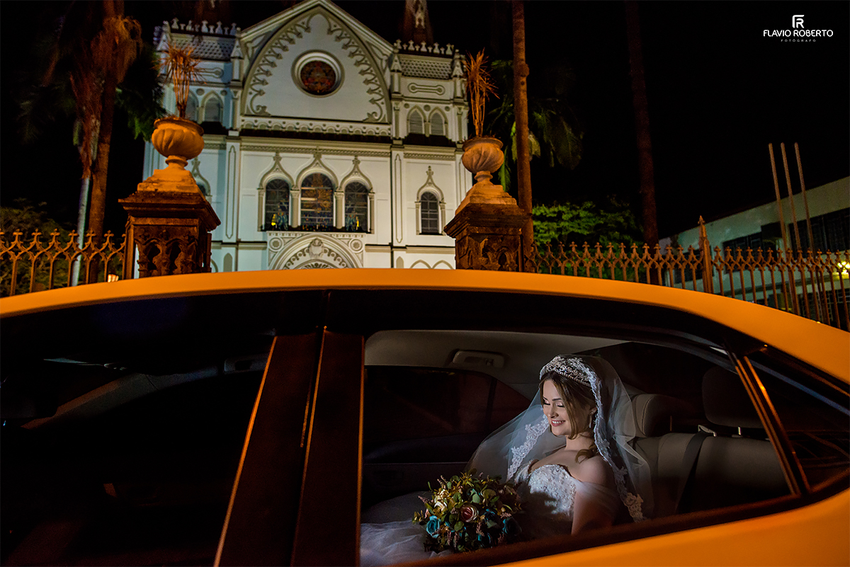 Noiva no carro em frente ao Santuário de Sao Benedito