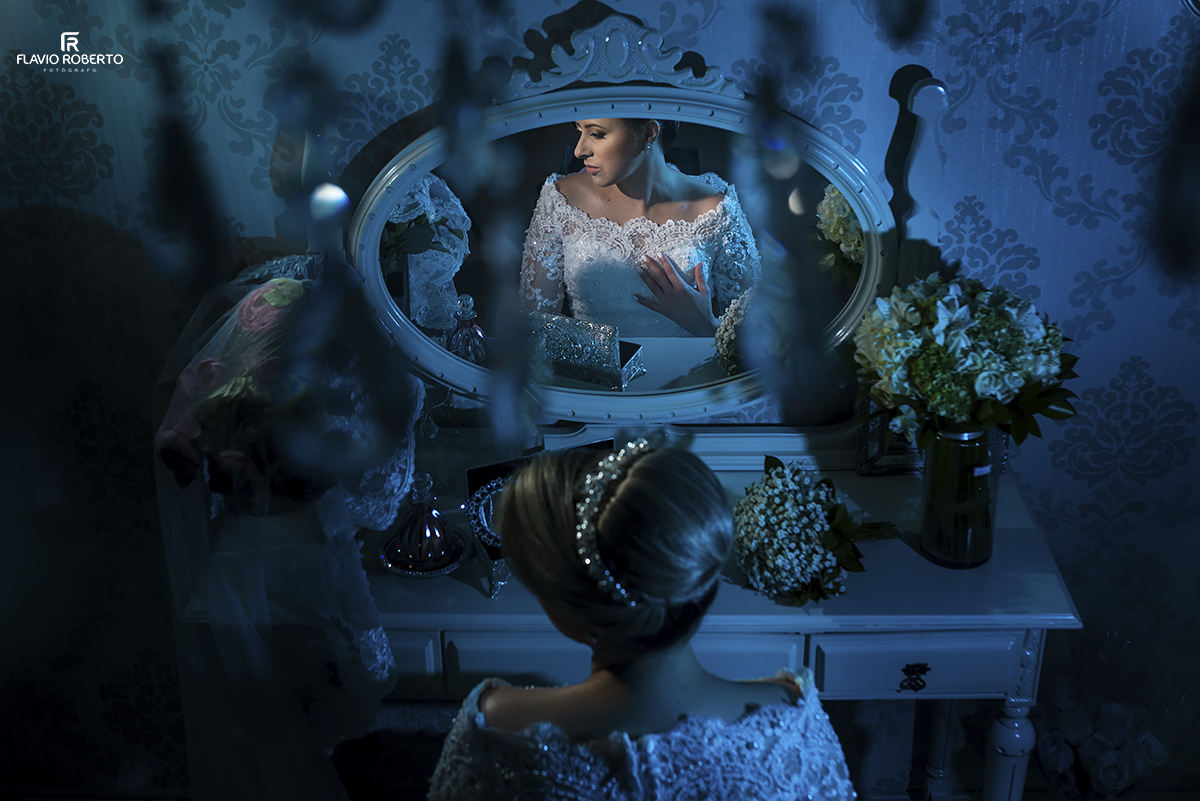 Noiva linda se olhando no espelho. Fotografias de Casamento em Campinas/SP.