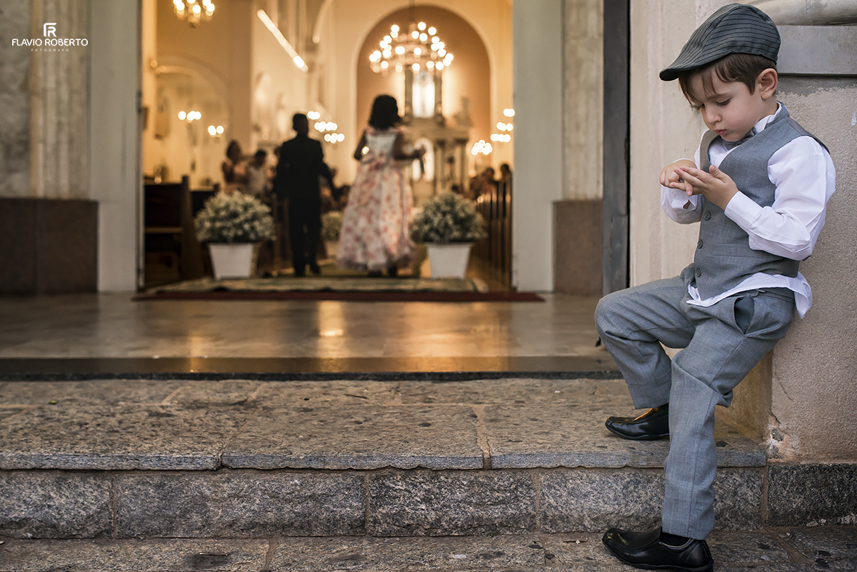 Noivinhos na porta da Igreja. Fotografias de Casamento em Campinas/SP.