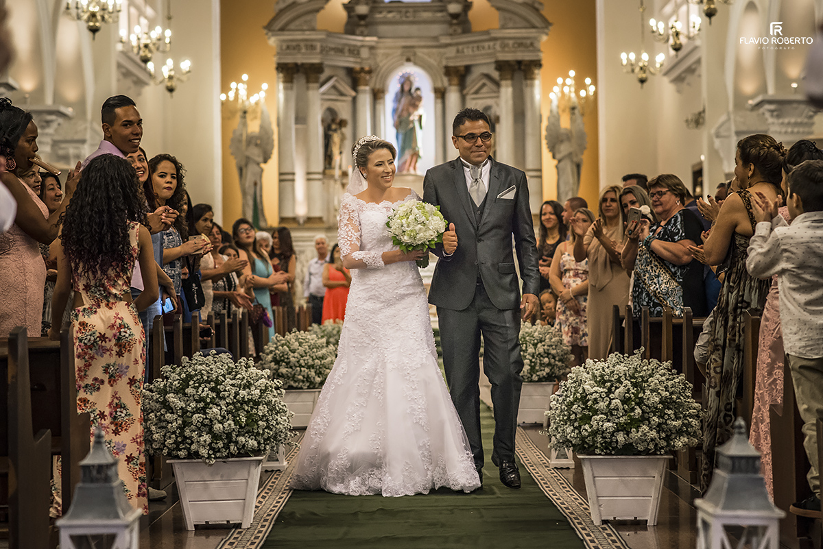 Noivos saindo da Igreja. Fotografias de Casamento em Campinas/SP.