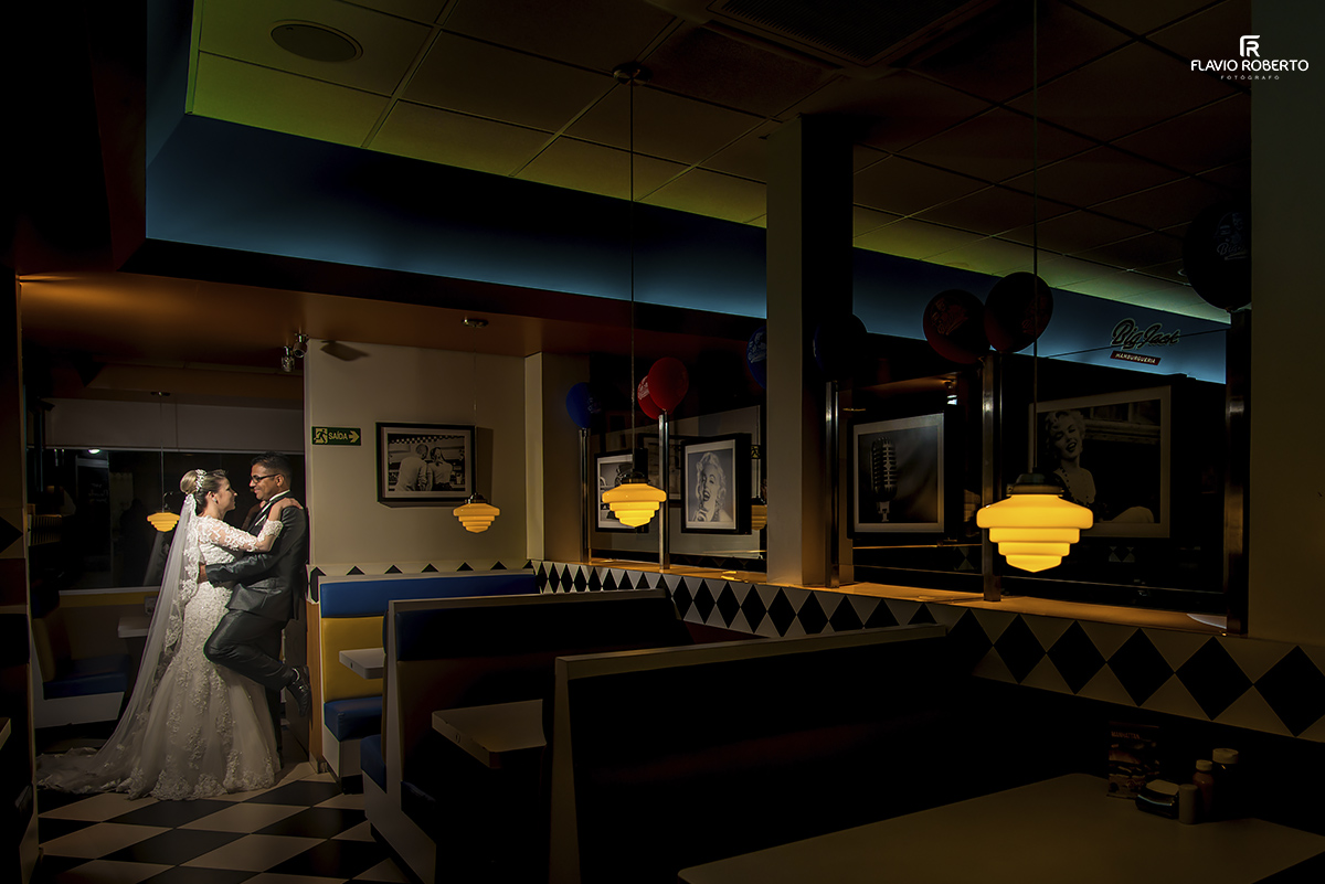 noivos abraçados na Hamburgueria. Fotografias de Casamento em Campinas/SP.