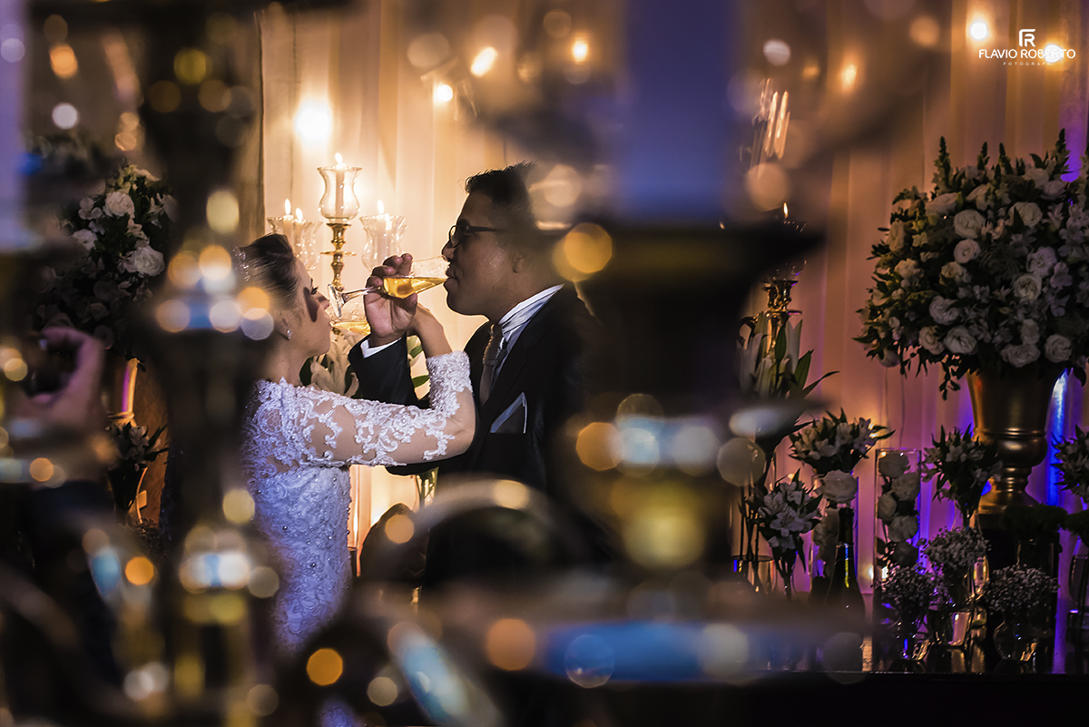 noivos tomando champagne. Fotografias de Casamento em Campinas/SP.