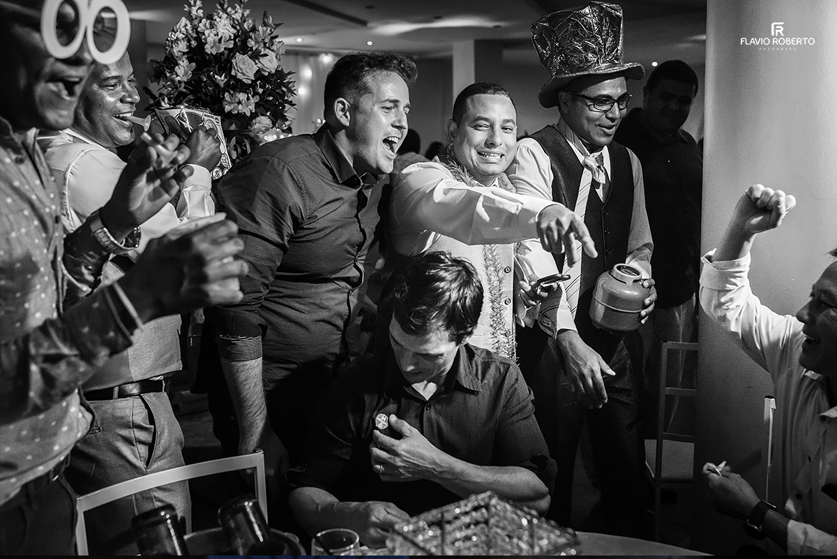 Passando a gravata com o noivo. Fotografias de Casamento em Campinas/SP.